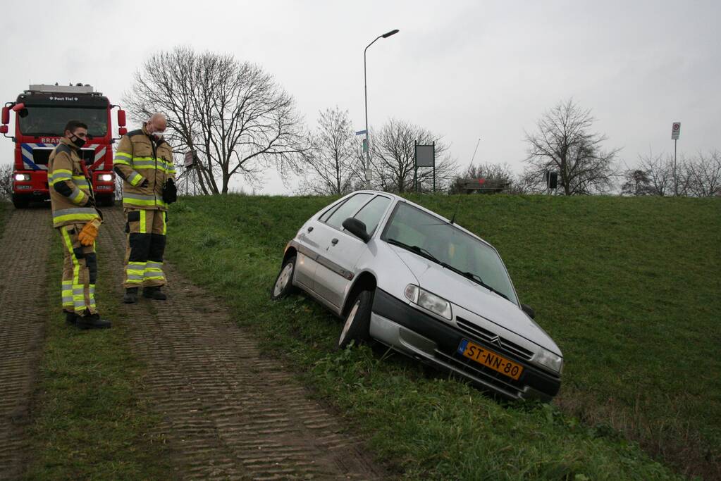 Brandweer doet onderzoek naar scheefstaande auto