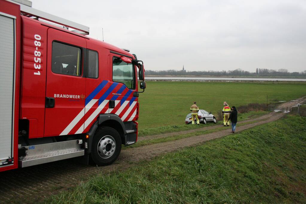 Brandweer doet onderzoek naar scheefstaande auto