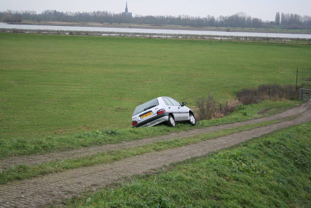 Brandweer doet onderzoek naar scheefstaande auto