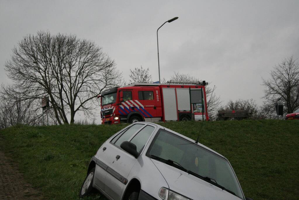 Brandweer doet onderzoek naar scheefstaande auto
