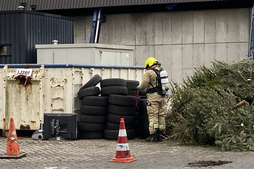 Brandweer doet onderzoek naar vat met onbekende stof