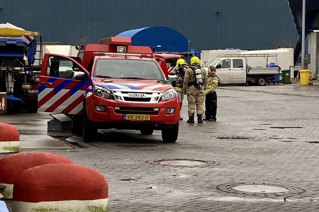 Brandweer doet onderzoek naar vat met onbekende stof