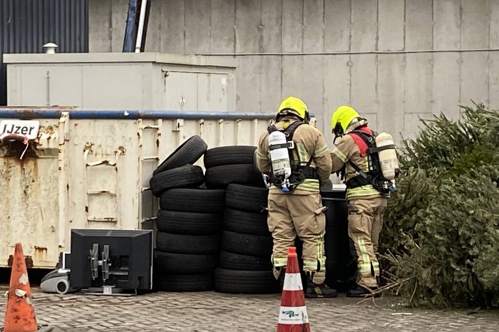 Brandweer doet onderzoek naar vat met onbekende stof