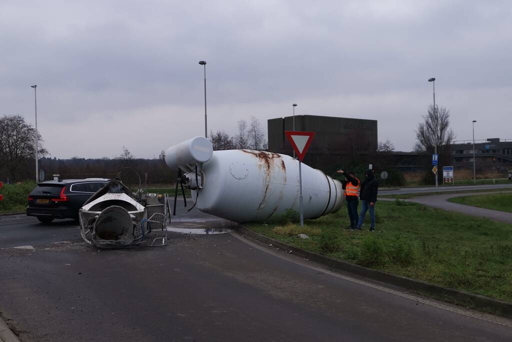 Vrachtwagen verliest betonmixer
