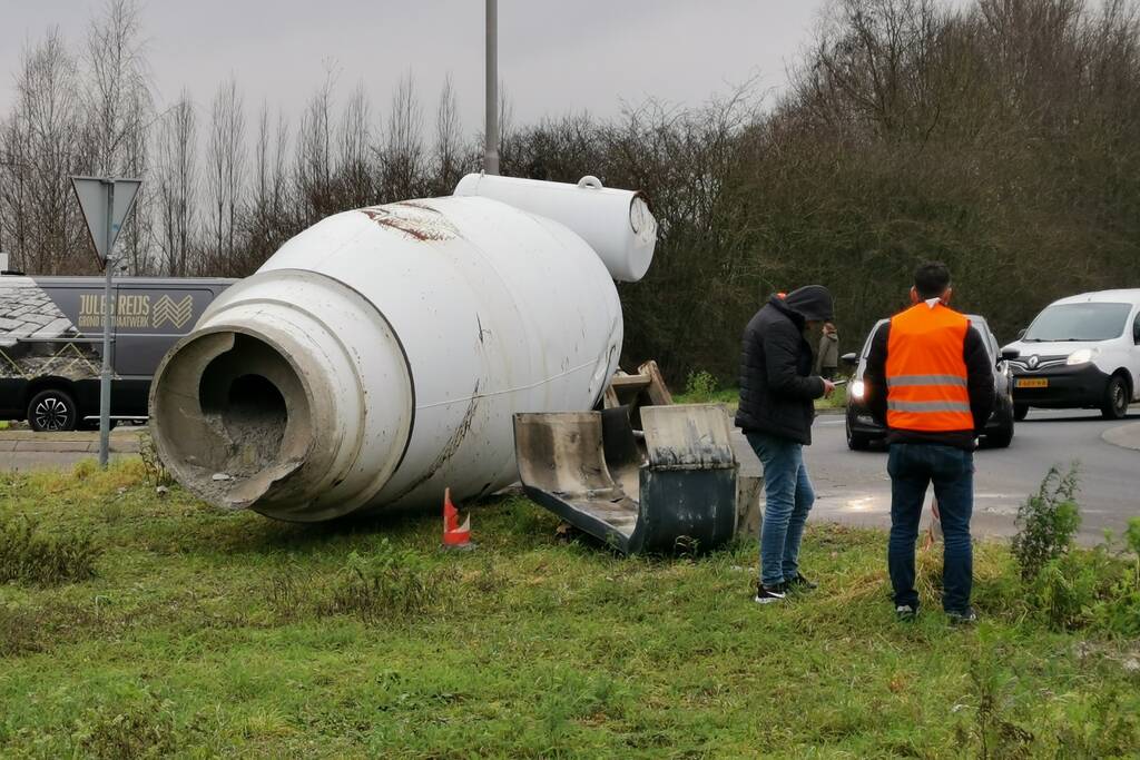 Vrachtwagen verliest betonmixer