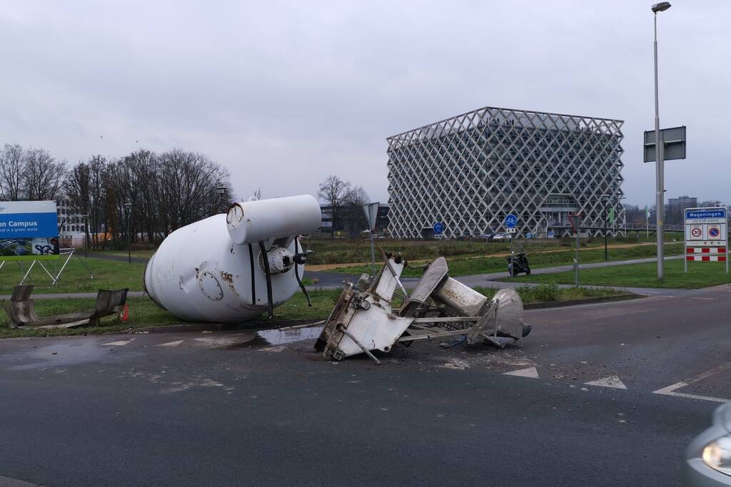 Vrachtwagen verliest betonmixer