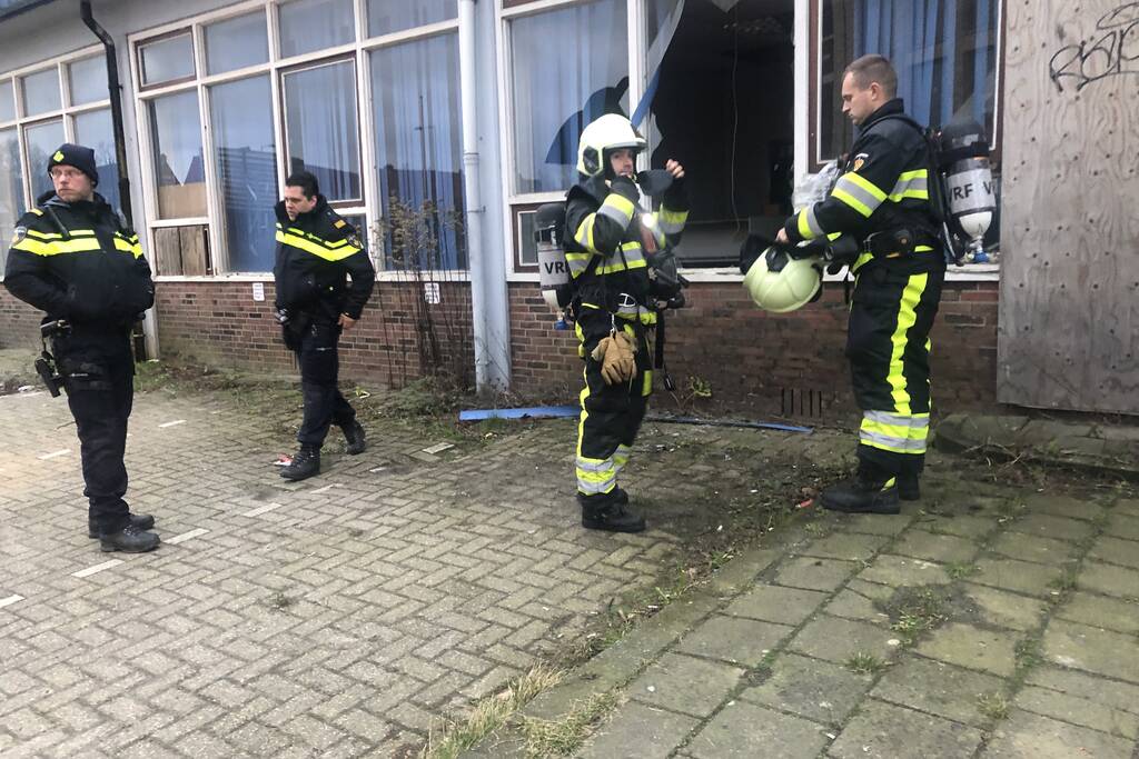 Brandweer stampt brandt uit in oud pand