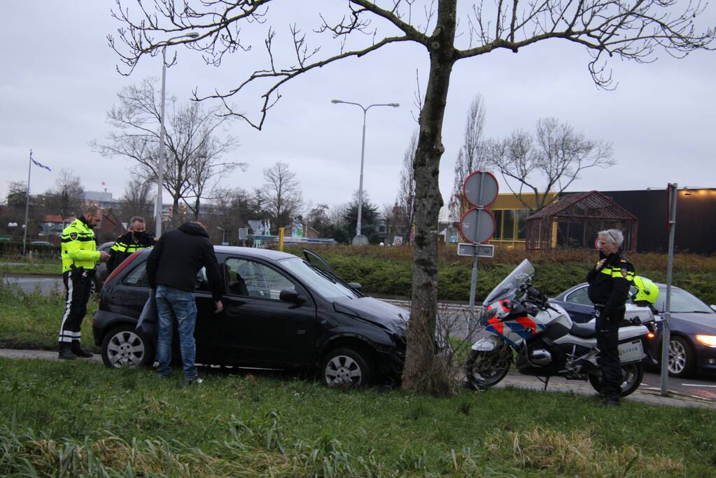 Auto tegen boom geparkeerd