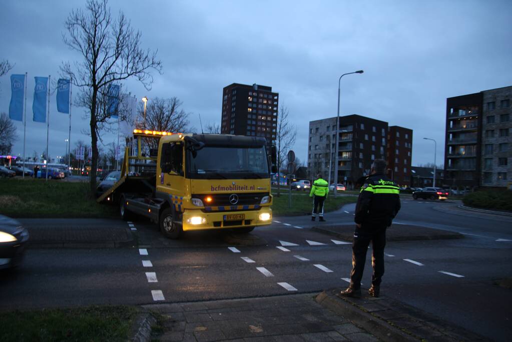 Auto tegen boom geparkeerd