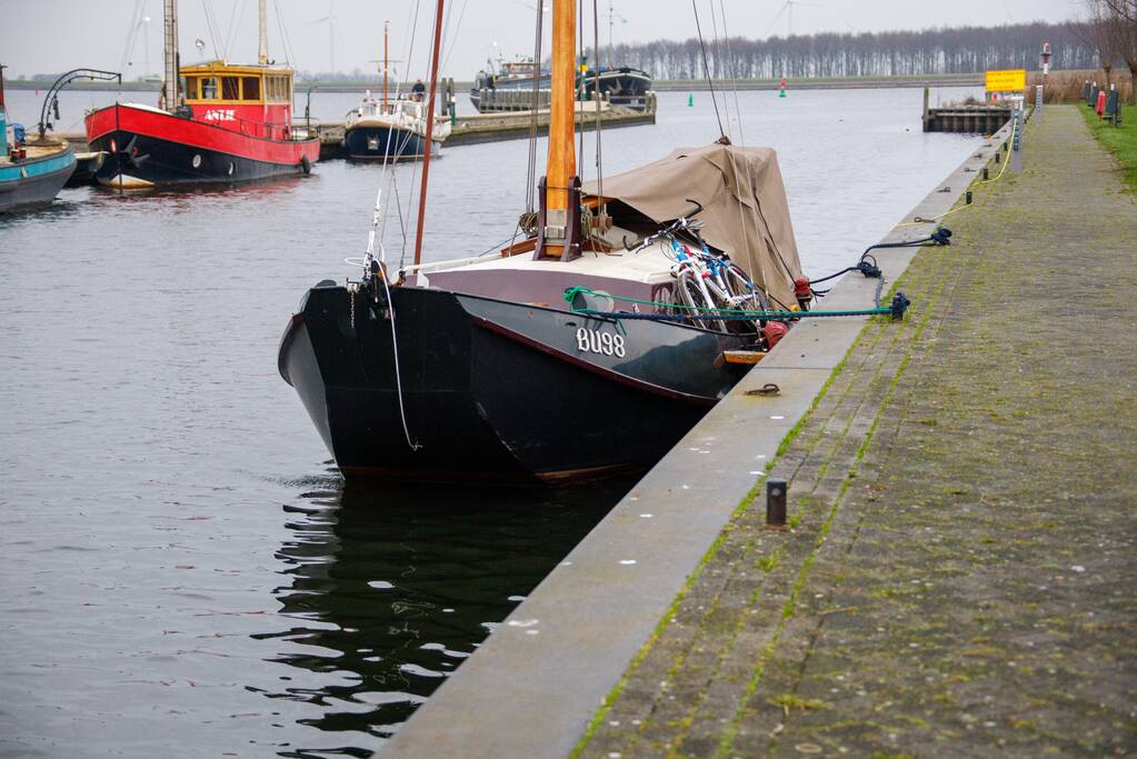 Overleden persoon op zeilboot aangetroffen