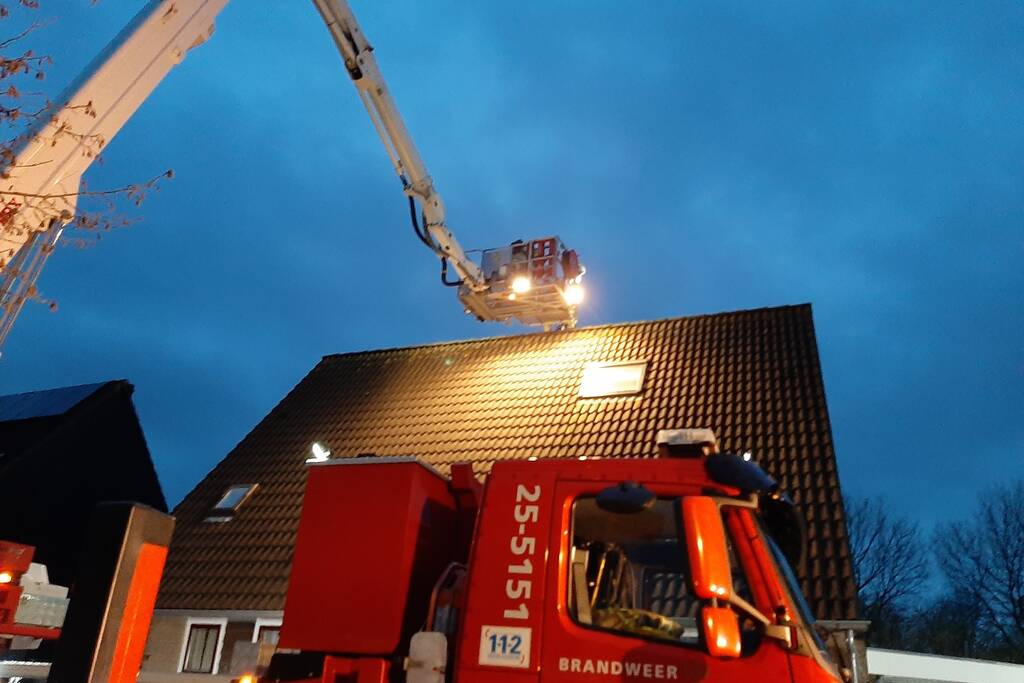 Brand in schoorsteen van woning
