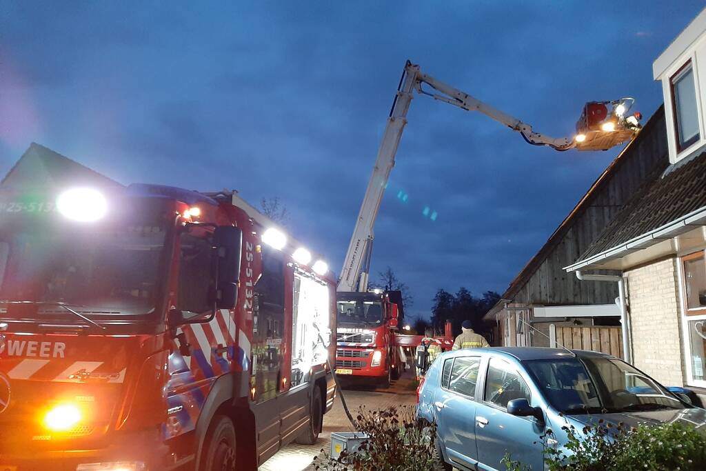 Brand in schoorsteen van woning