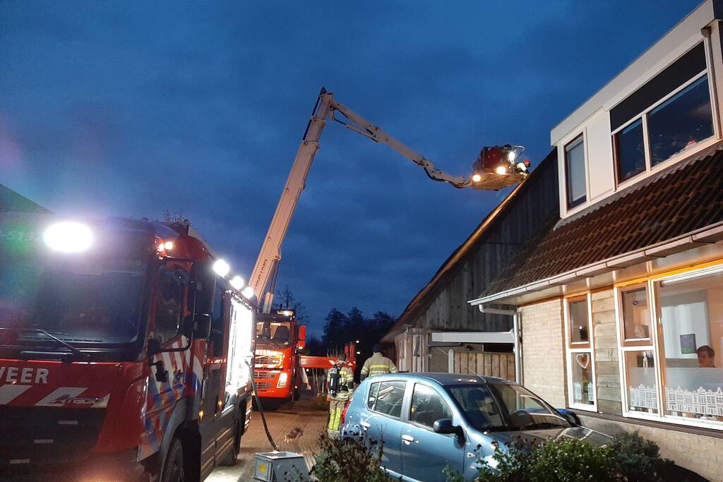 Brand in schoorsteen van woning