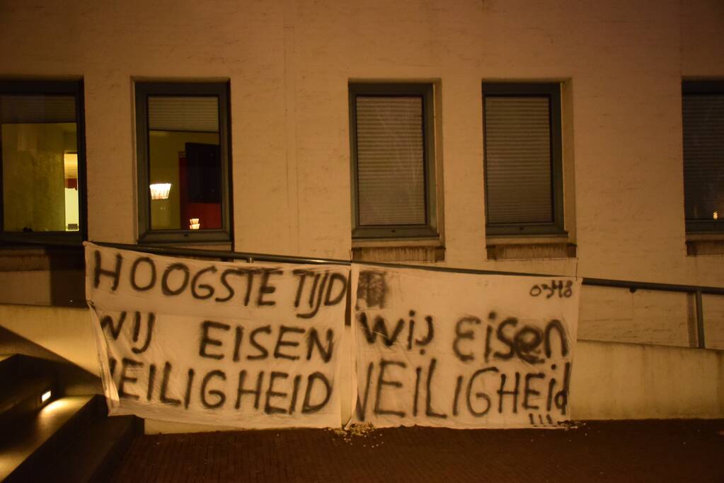 Groep bezorgde burgers demonstreren na steekincident