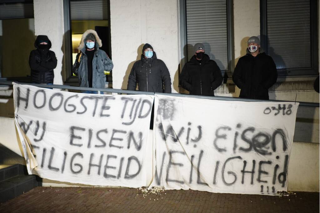 Groep bezorgde burgers demonstreren na steekincident