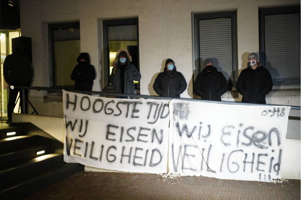 Groep bezorgde burgers demonstreren na steekincident