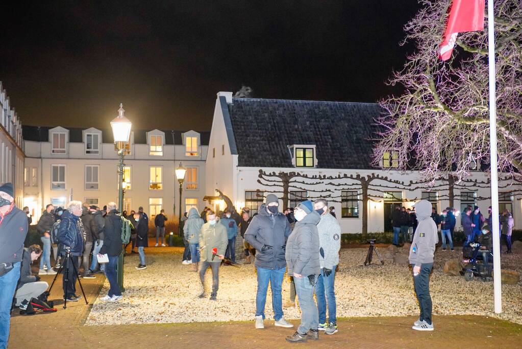 Groep bezorgde burgers demonstreren na steekincident