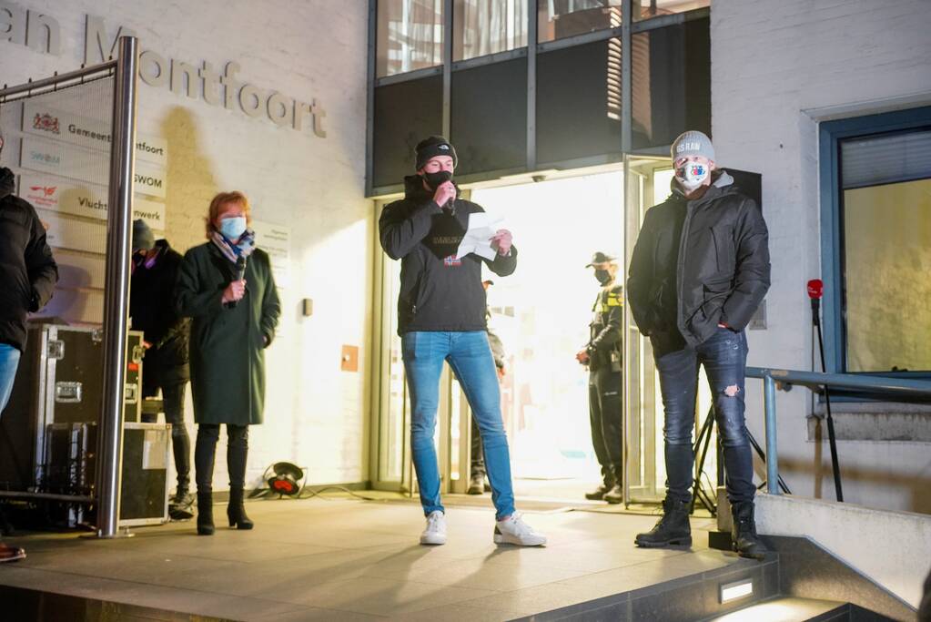 Groep bezorgde burgers demonstreren na steekincident