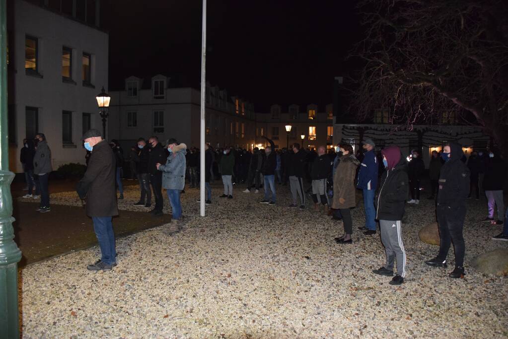 Groep bezorgde burgers demonstreren na steekincident