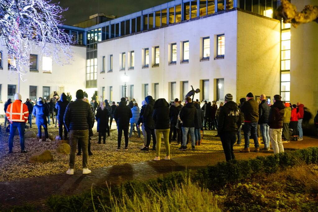 Groep bezorgde burgers demonstreren na steekincident