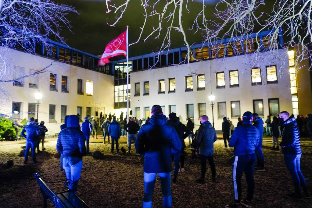 Groep bezorgde burgers demonstreren na steekincident