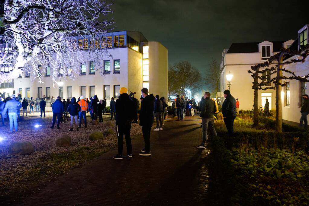 Groep bezorgde burgers demonstreren na steekincident