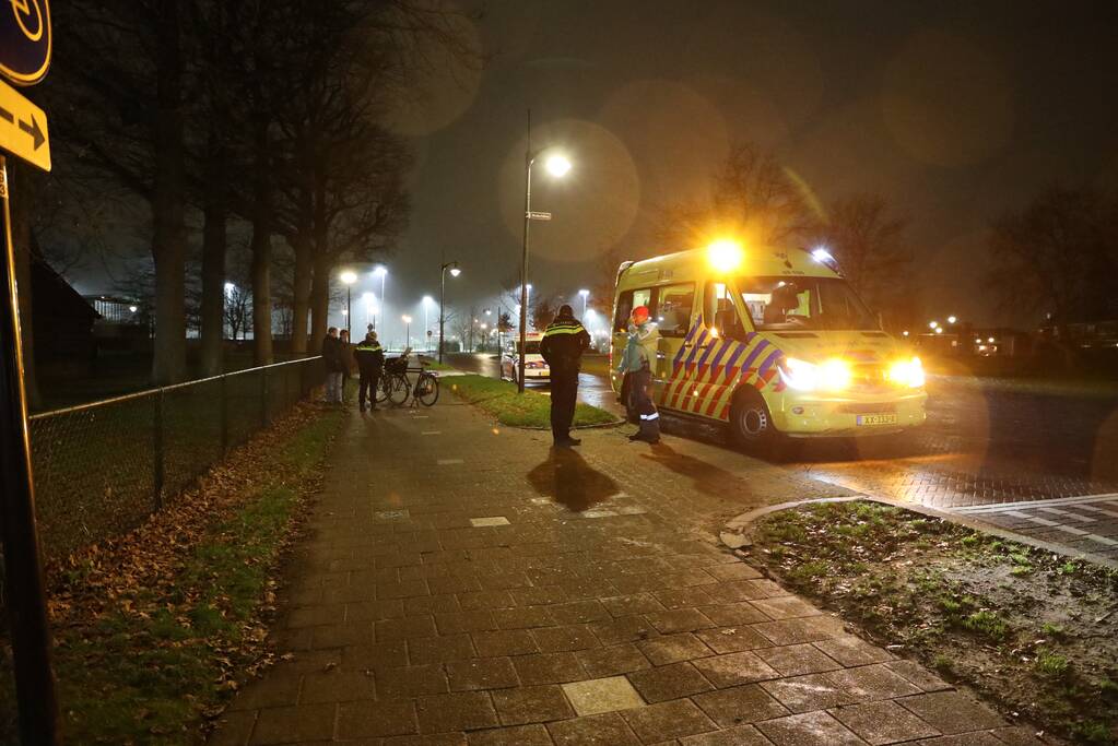 Fietser onderuit op fietspad