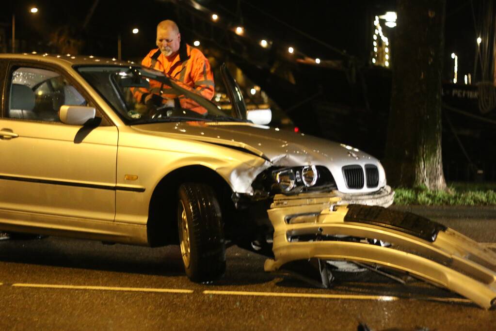 BMW botst op geparkeerd voertuig