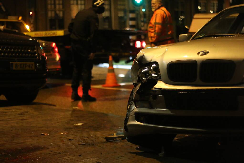 BMW botst op geparkeerd voertuig