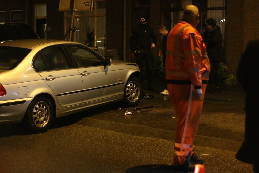 BMW botst op geparkeerd voertuig