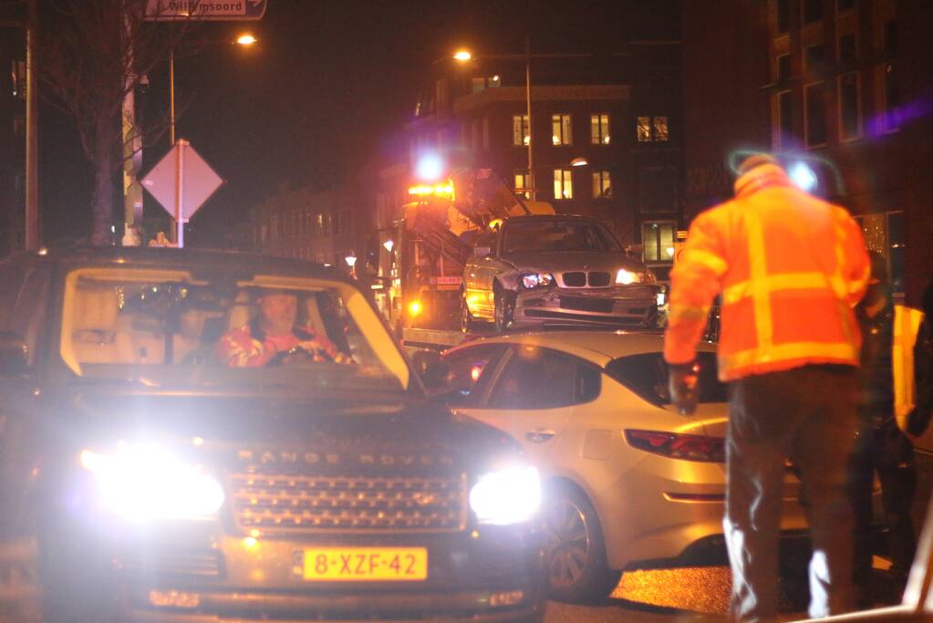 BMW botst op geparkeerd voertuig