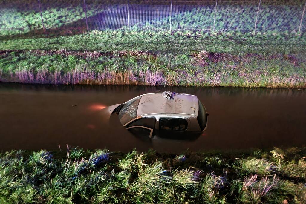 Auto belandt in sloot langs weg