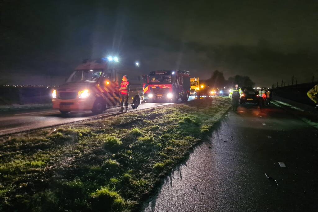 Auto belandt in sloot langs weg