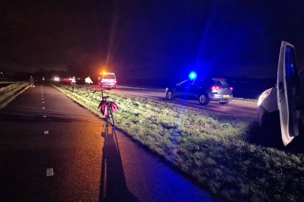 Auto belandt in sloot langs weg