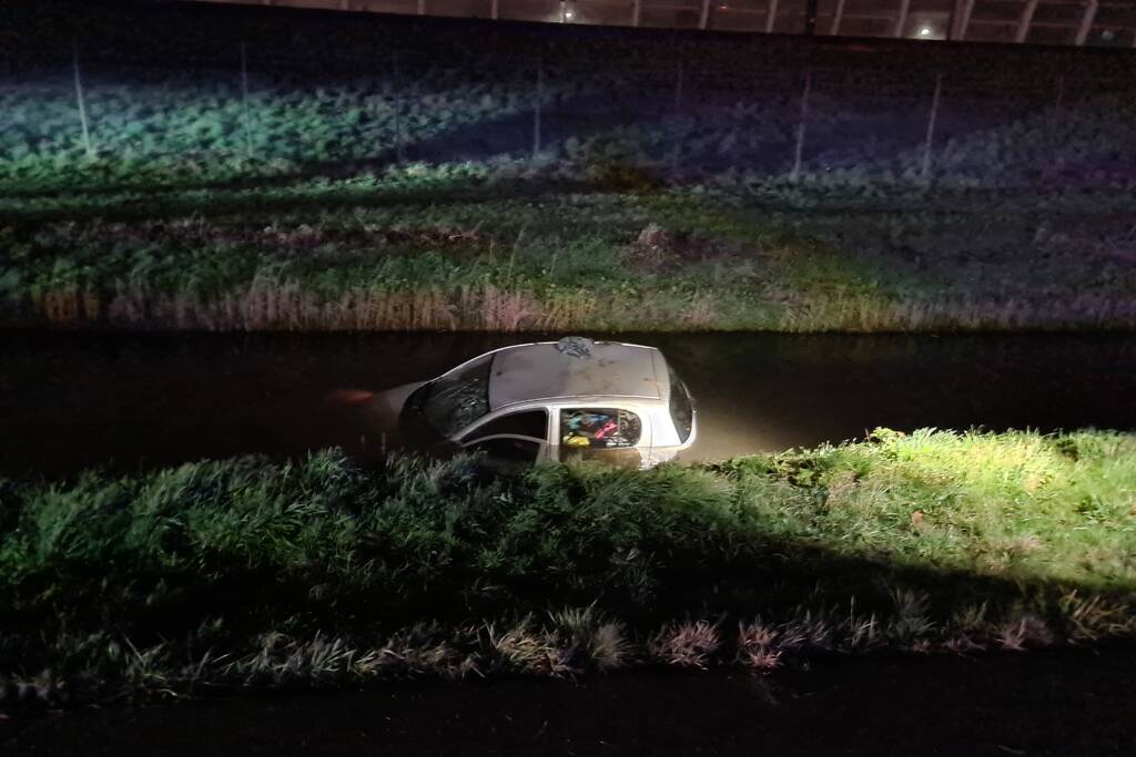 Auto belandt in sloot langs weg
