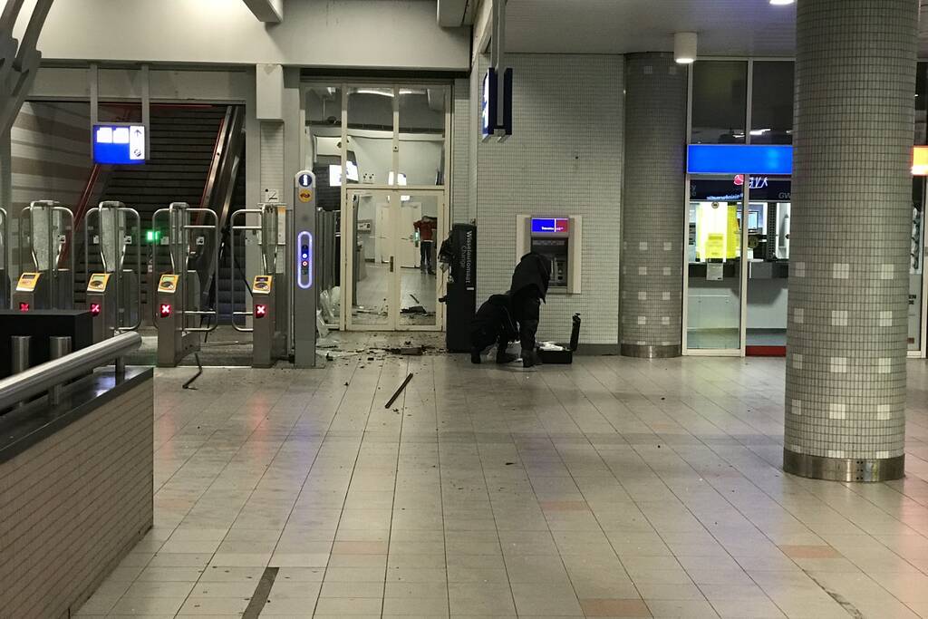 Plofkraak op pinautomaat station