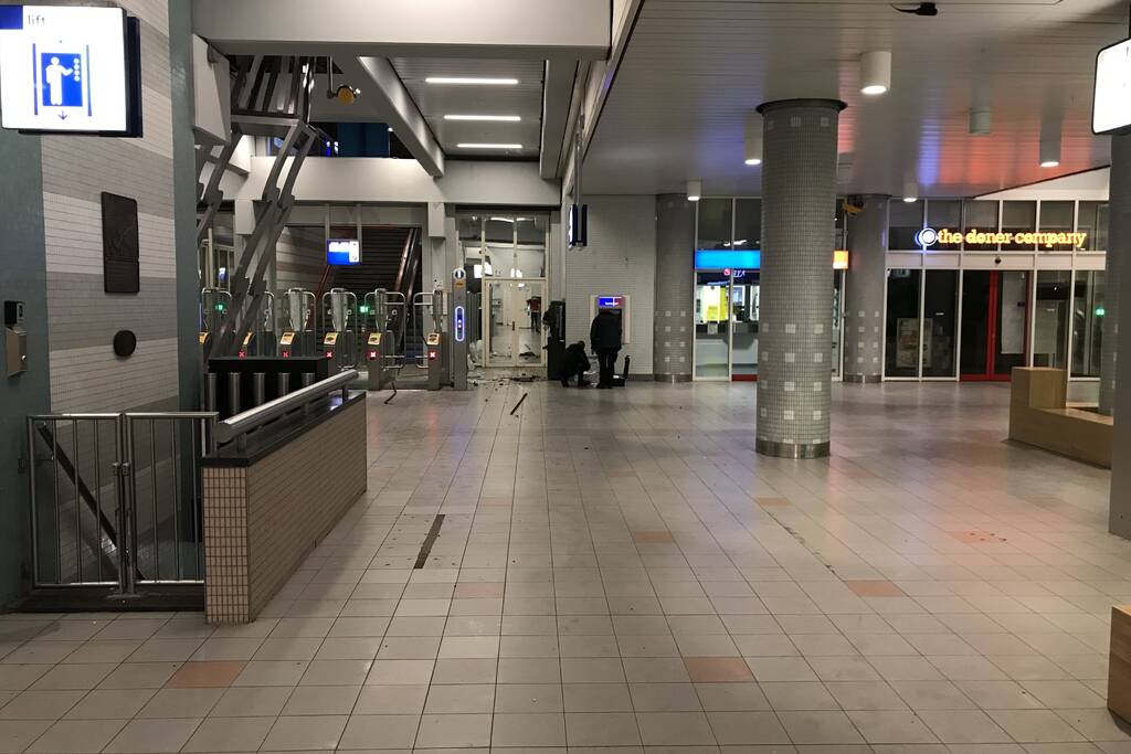 Plofkraak op pinautomaat station