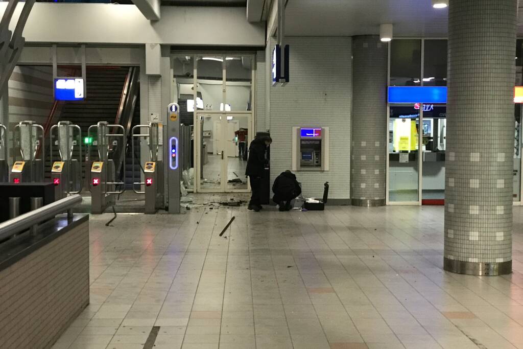 Plofkraak op pinautomaat station