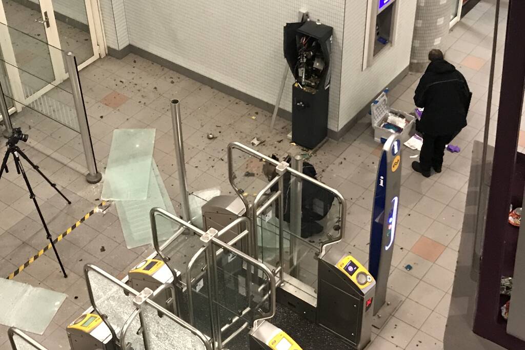 Plofkraak op pinautomaat station