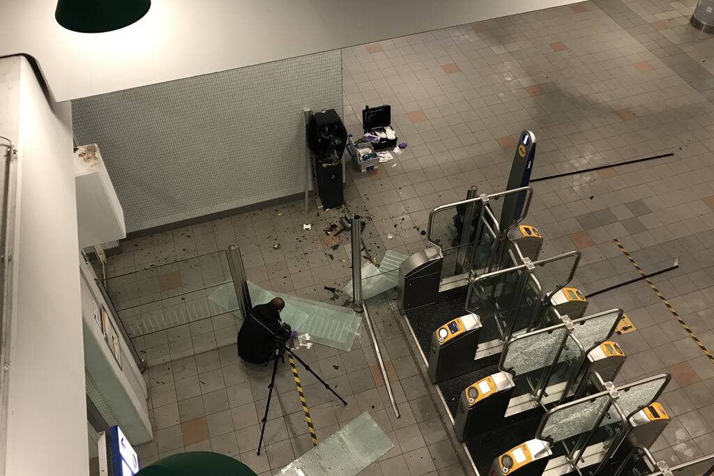 Plofkraak op pinautomaat station