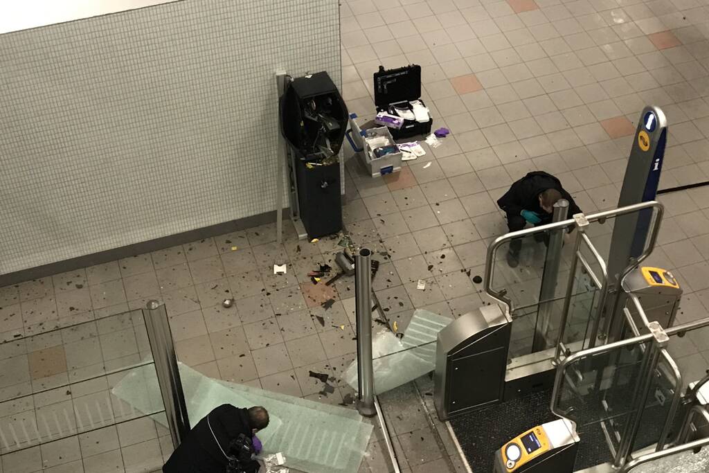 Plofkraak op pinautomaat station