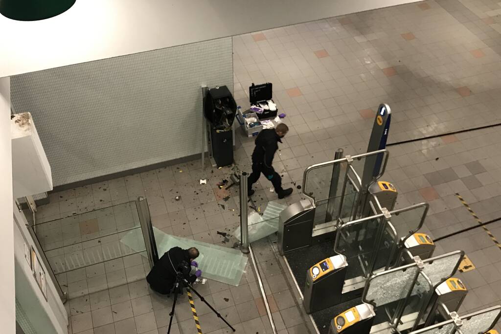 Plofkraak op pinautomaat station