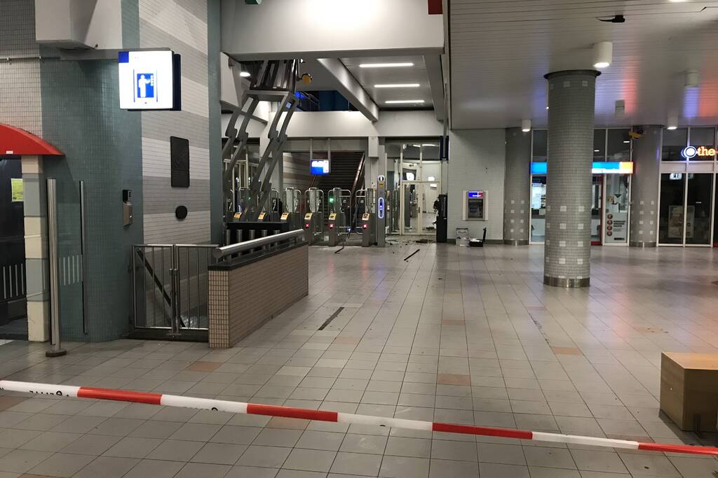 Plofkraak op pinautomaat station