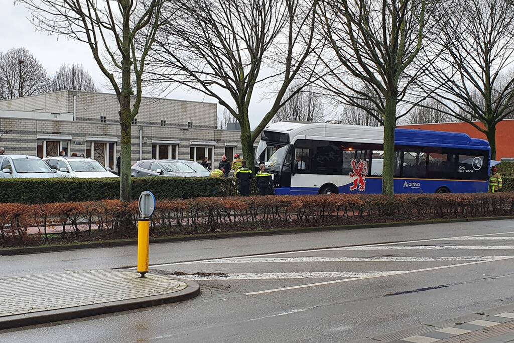 Lijnbus op boom gebotst