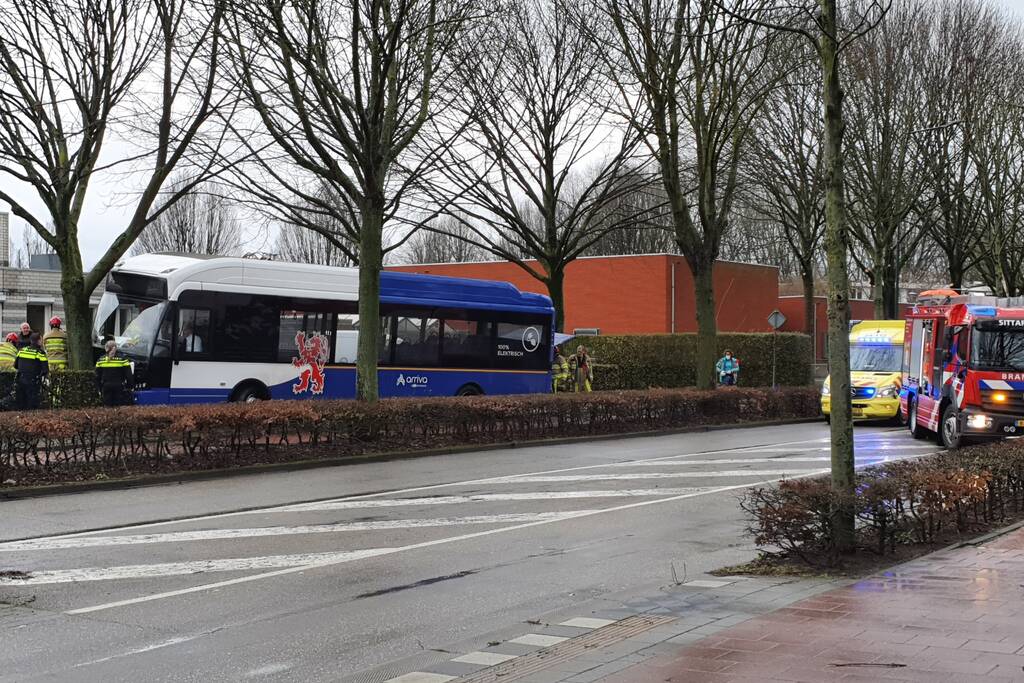 Lijnbus op boom gebotst