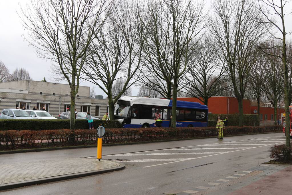 Lijnbus op boom gebotst