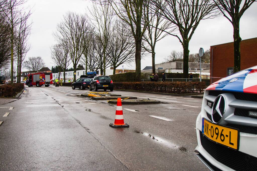 Lijnbus op boom gebotst