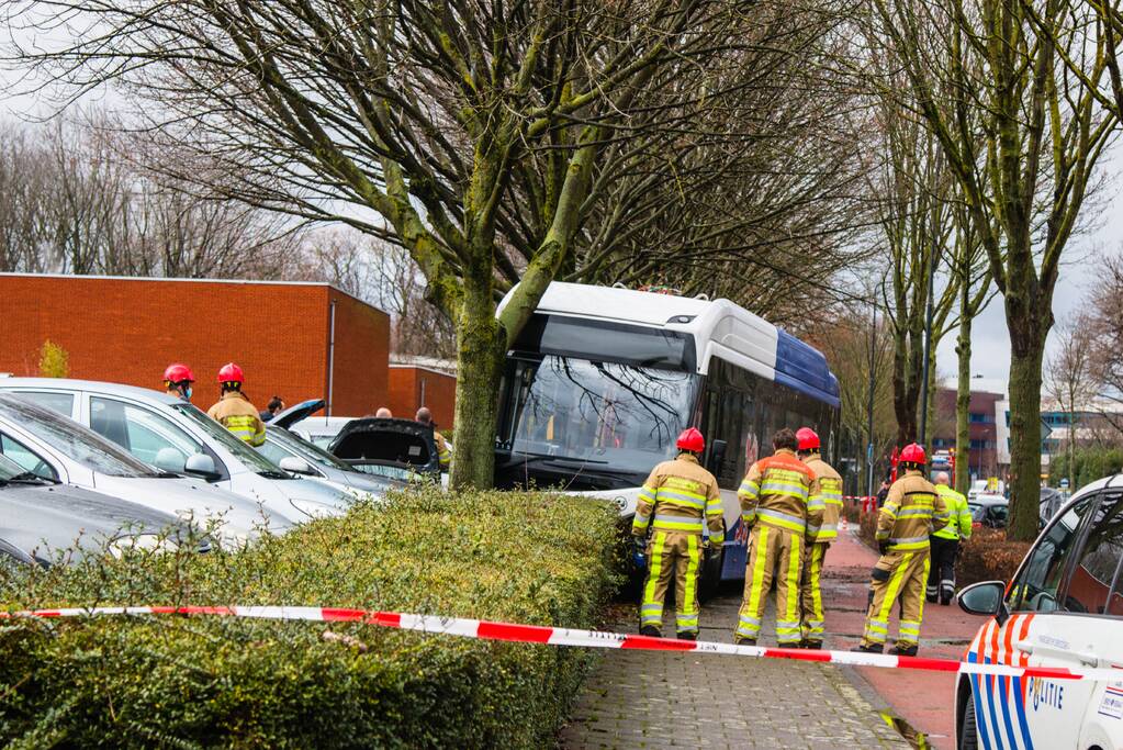 Lijnbus op boom gebotst