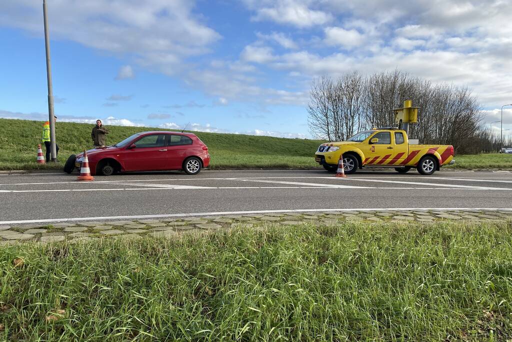 Auto verliest linker voorwiel