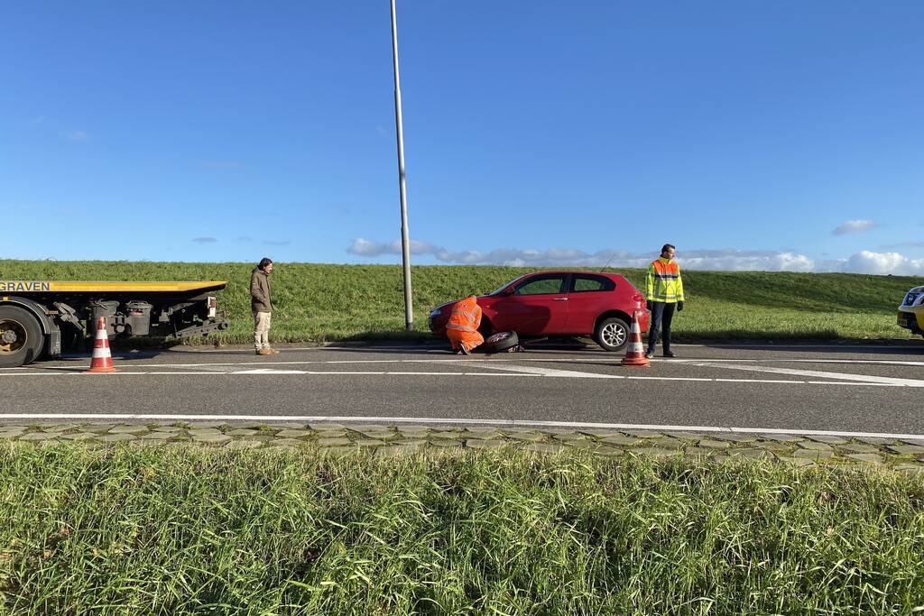 Auto verliest linker voorwiel